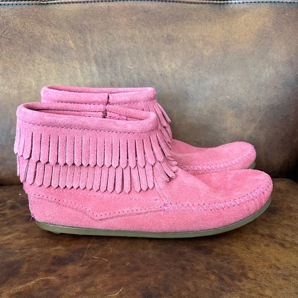 Minnetonka Pink Fringe Moccasins Girls 4